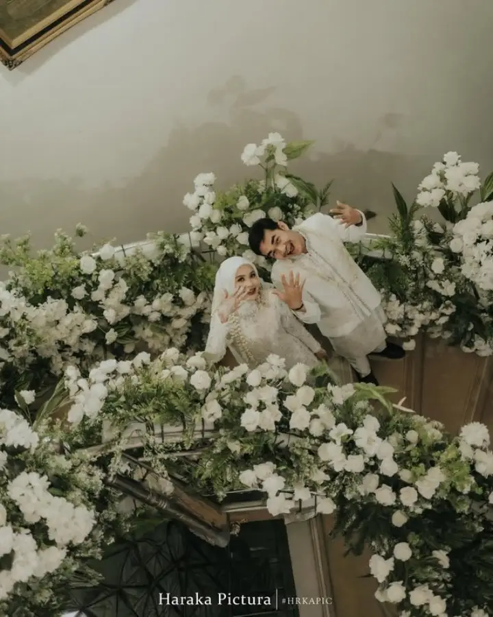 Pengantin menggunakan attire Maha Gaun